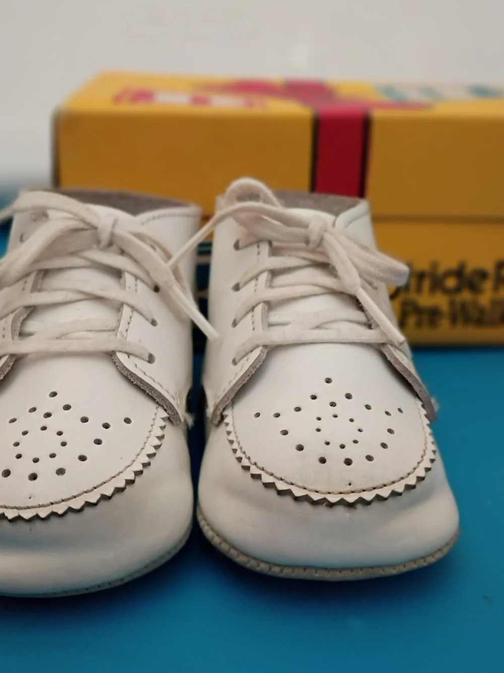 Stride Rite White Leather Scalloped Pre-Walkers Size 2